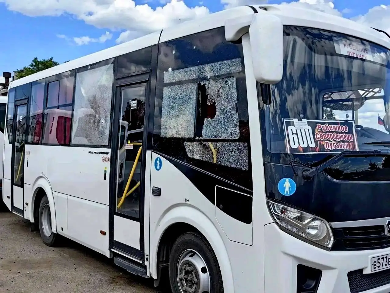 Автобус с повреждёнными окнами на маршруте Рубежное — Северодонецк — Луганск