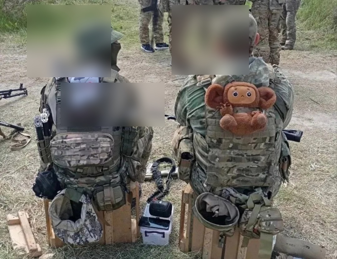 Анонимизированные военнослужащие на позиции в лесной местности